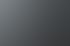 Frau mit dunklen Locken blickt mit leicht geöffnetem Mund nach oben vor einem Stacheldrahtzaun und grauen Betonsilos.