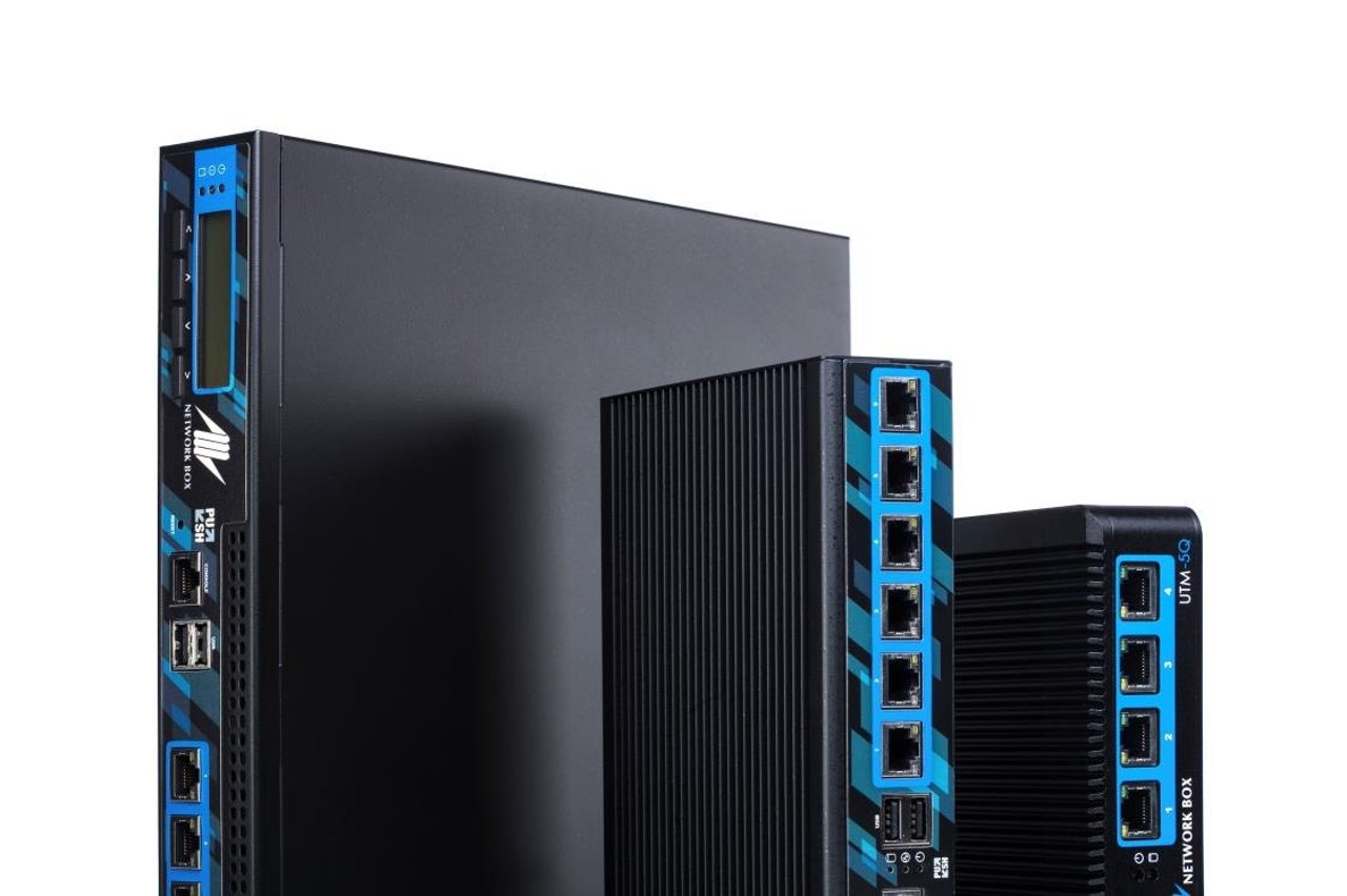 Drei aufrecht stehende Firewalls Network Box von ANQA in unterschiedlicher Größe mit blau umrandeten Netzwerkanschlüssen