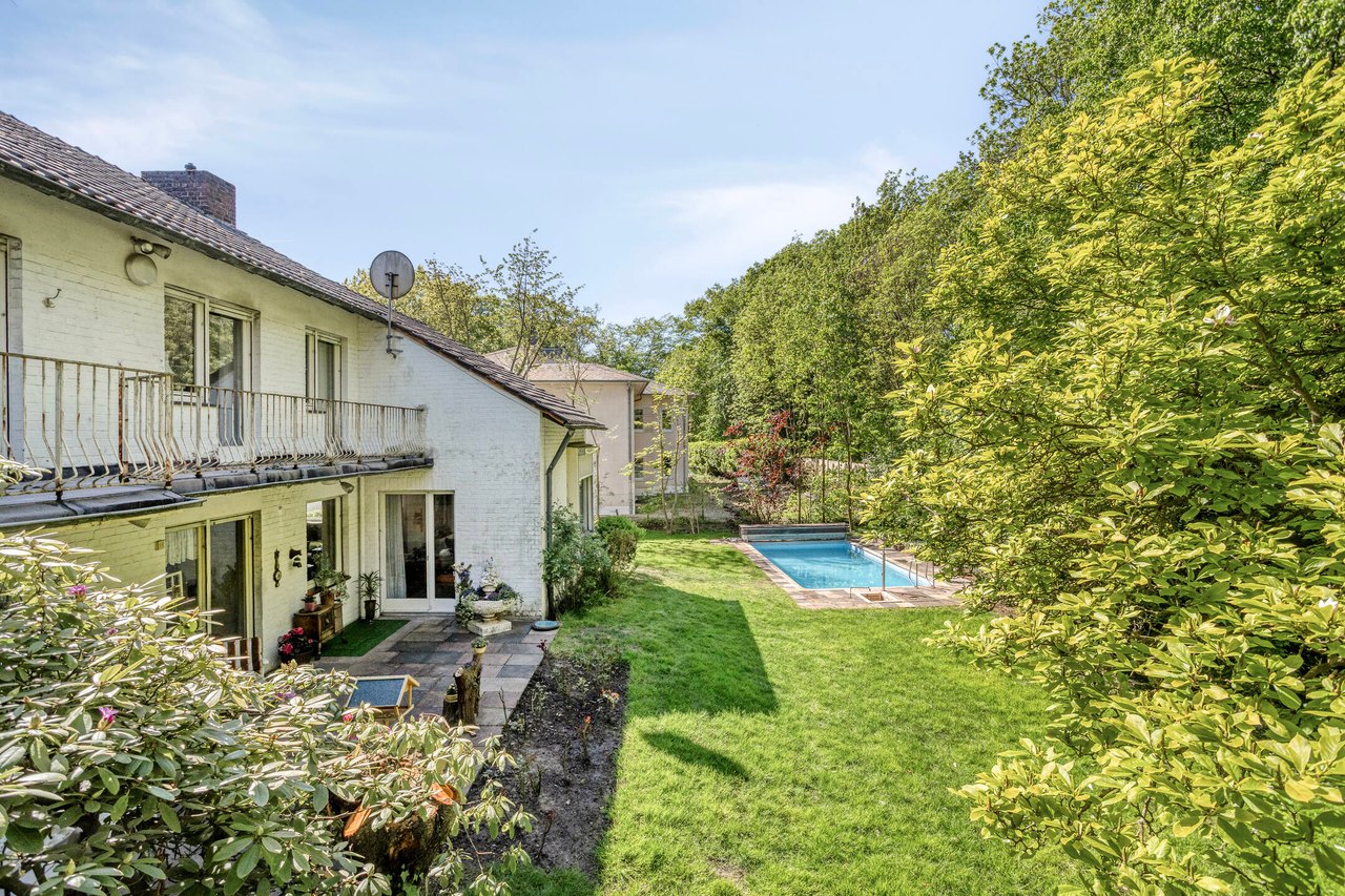 Rückseite mit Balkon, Garten und Pool