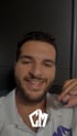 Ein Mann mit lockigem Haar vor grauem Hintergrund mit dem Logo von Bettersys Solutions.