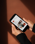 Feinheidt Reels-Produktion für Markenaufbau - Smartphone mit geöffneter Instagram-Seite in Händen – symbolisiert Social Media Strategie, Content-Produktion und Performance-Tracking.