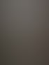 Blick durch eine offene Tür auf einen Büroarbeitsplatz am Fenster.