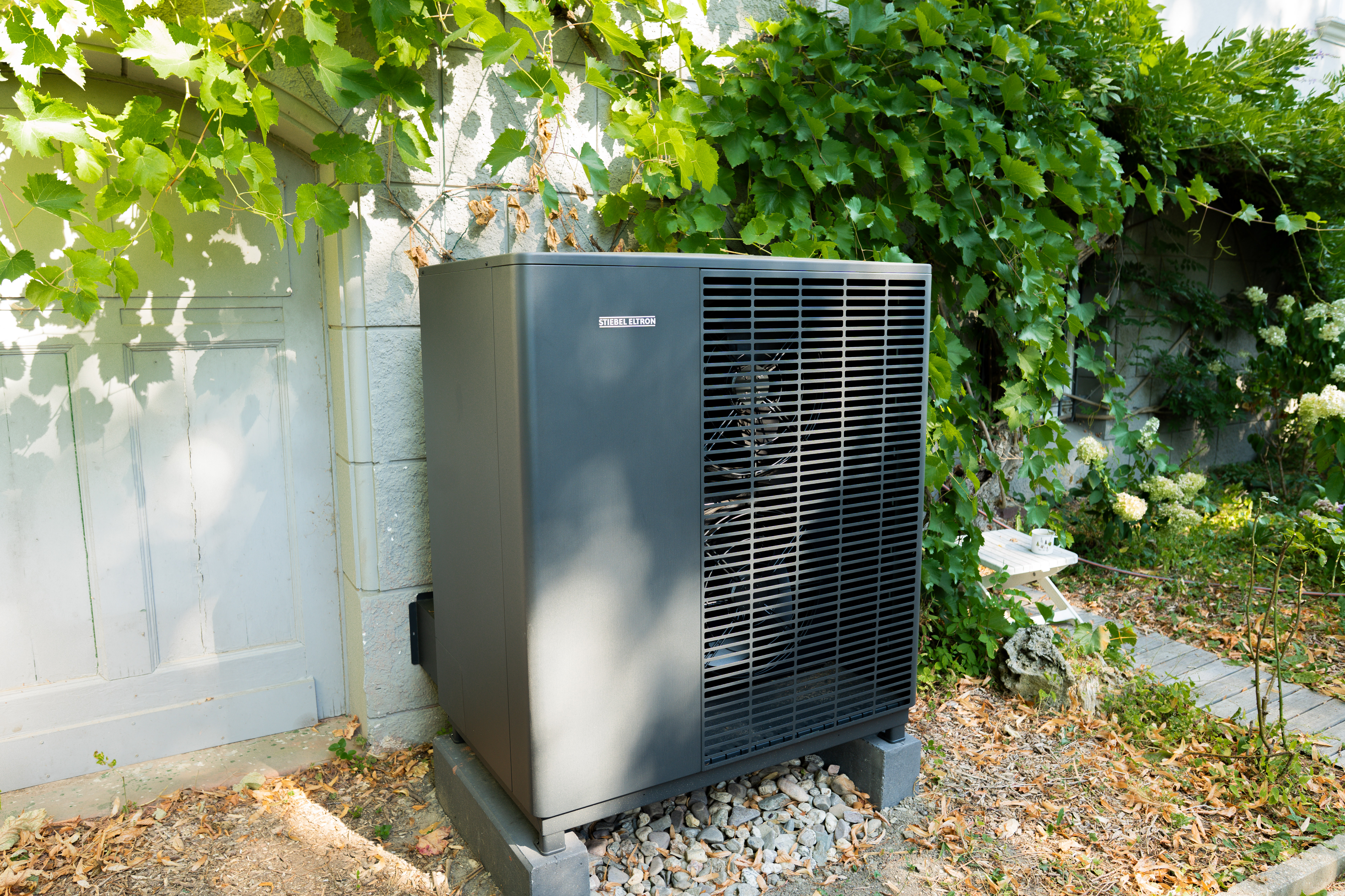 Installierte Stiebel Eltron Wärmepumpe an einem Einfamilienhaus