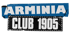 Blaues Schild mit "ARMINIA", darunter schwarzes Schild mit "CLUB 1905" in weißer, zerrissener Schrift.