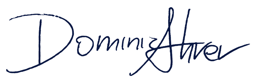 Unterschrift von "Dominic Thiem" in dunkelblauer Handschrift auf dunkelgrünem Hintergrund.