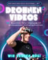 Ein lächelnder Mann mit Drohnenbrille und Controller vor lila Hintergrund mit Text: "DROHNEN VIDEOS. WIR FREUEN UNS!"