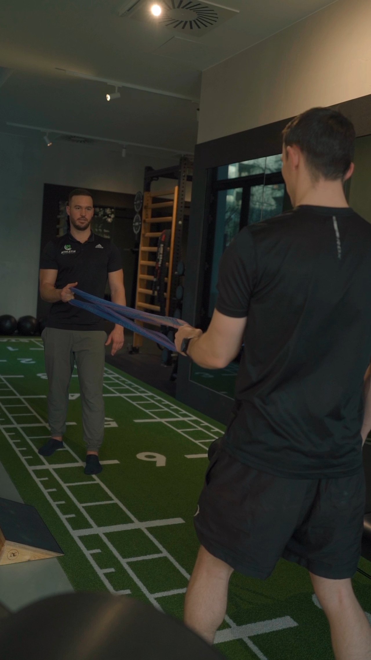 Funktionelles Training mit Gummiband zur Integration neuer Bewegungsmuster – Phase Bewegung verankern