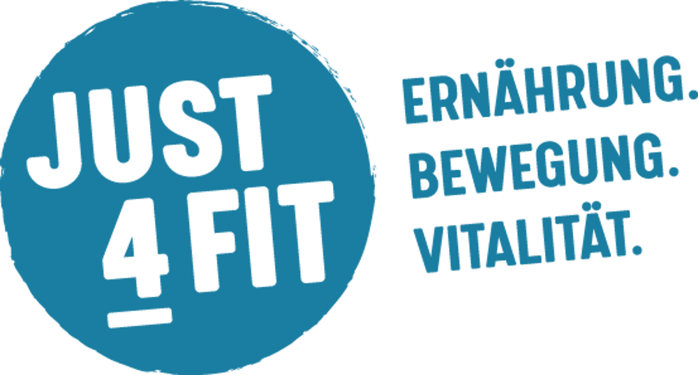 Blauer Kreis mit Logo JUST 4 FIT und danebenstehendem Text: ERNÄHRUNG. BEWEGUNG. VITALITÄT. auf schwarzem Hintergrund.
