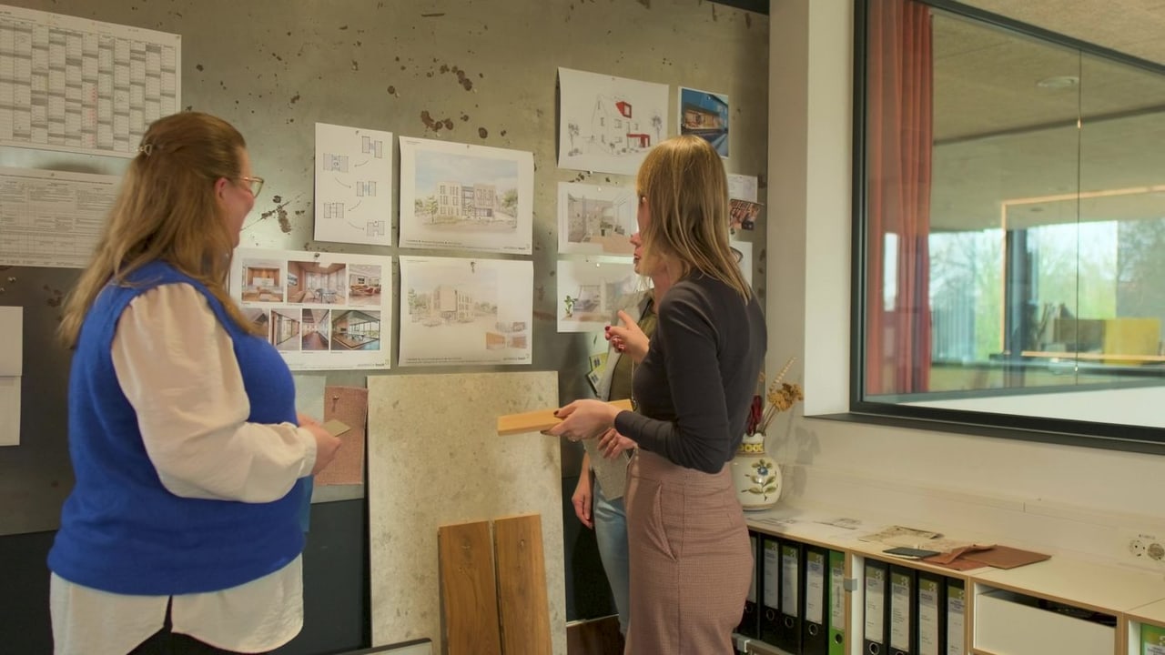 Architektinnen von architektur hoch3 besprechen Entwürfe an der Planwand