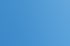 Ein blauer Fensterabzieher reinigt eine nasse, mit Seifenschaum bedeckte Glasscheibe vor blauem Hintergrund.