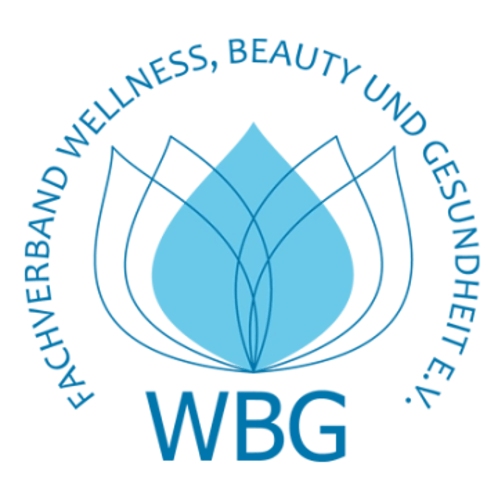 Blaues Logo mit stilisiertem Lotusblütenblatt, umgeben von "FACHVERBAND WELLNESS, BEAUTY UND GESUNDHEIT E.V." und "WBG".