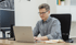 Eric Osenau arbeitet konzentriert am Laptop
