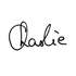 Unterschrift "Charlie" in schwarzer Schreibschrift auf dunklem Hintergrund.