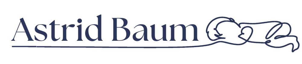 Logo mit "Astrid Baum" in dunkelblauer Schrift und einer stilisierten, schlafenden Figur auf einer Linie.