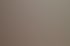 Drei Männer in Arbeitskleidung sitzen an einem Tisch und besprechen gemeinsam Dokumente in einem hellen Büro.