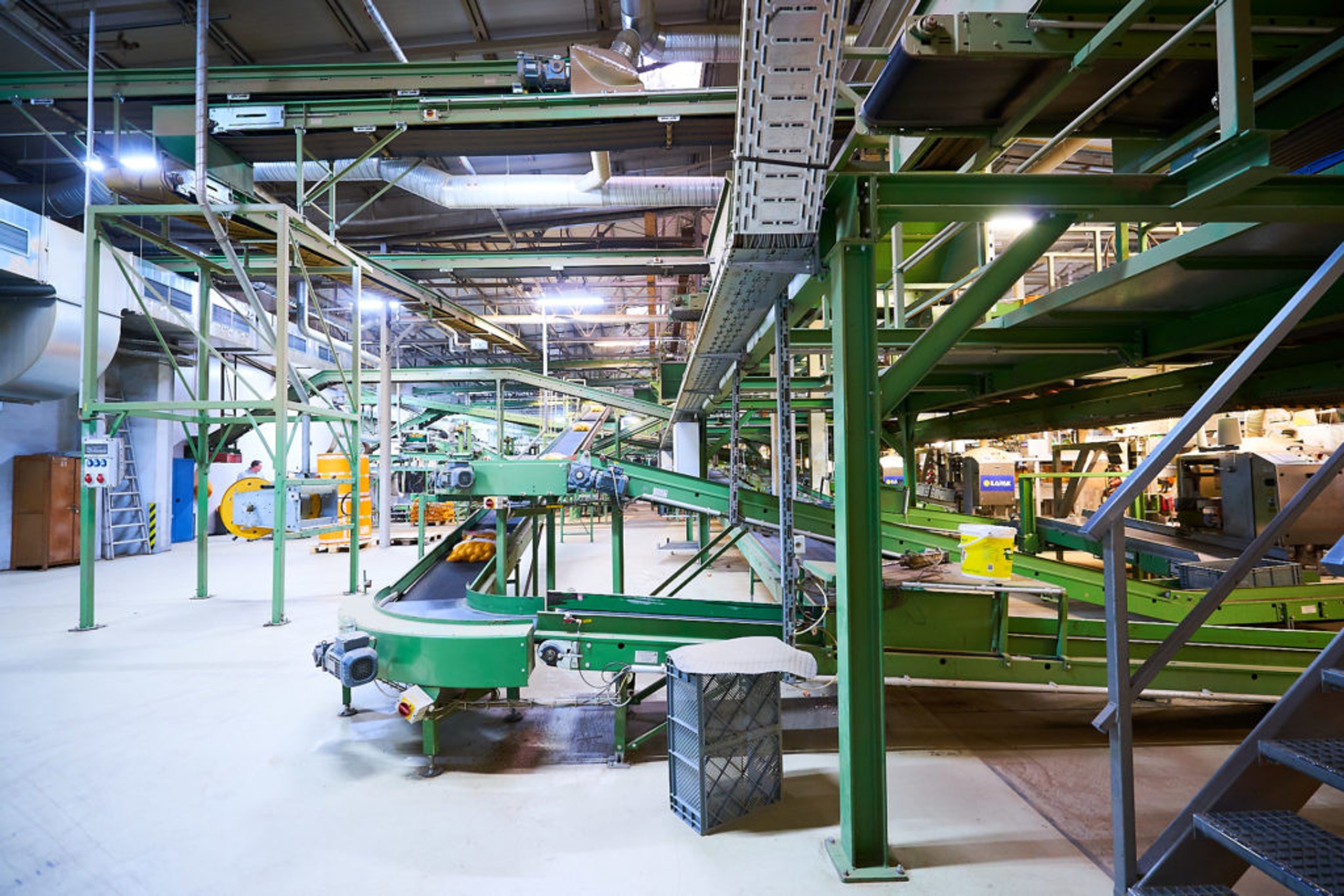 Green conveyor system in a warehouse
