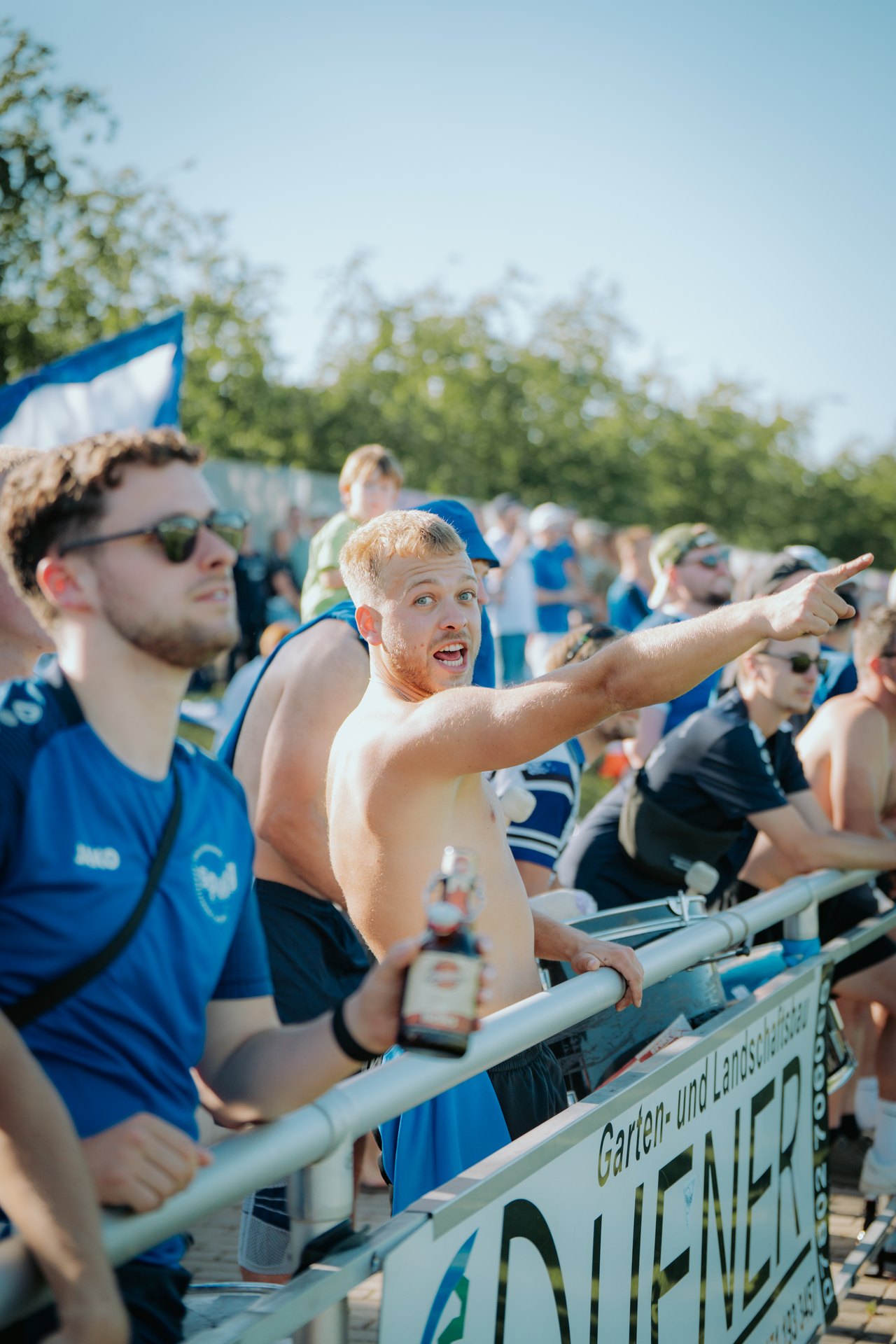 Zuschauer zeigt aufs Spielfeld