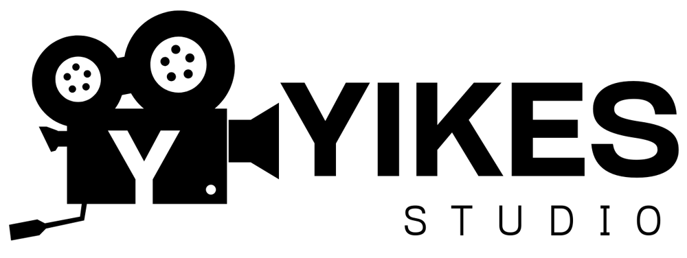 Schwarze Filmkamera als Logo mit weißem "Y" und den Worten "YIKES STUDIO".