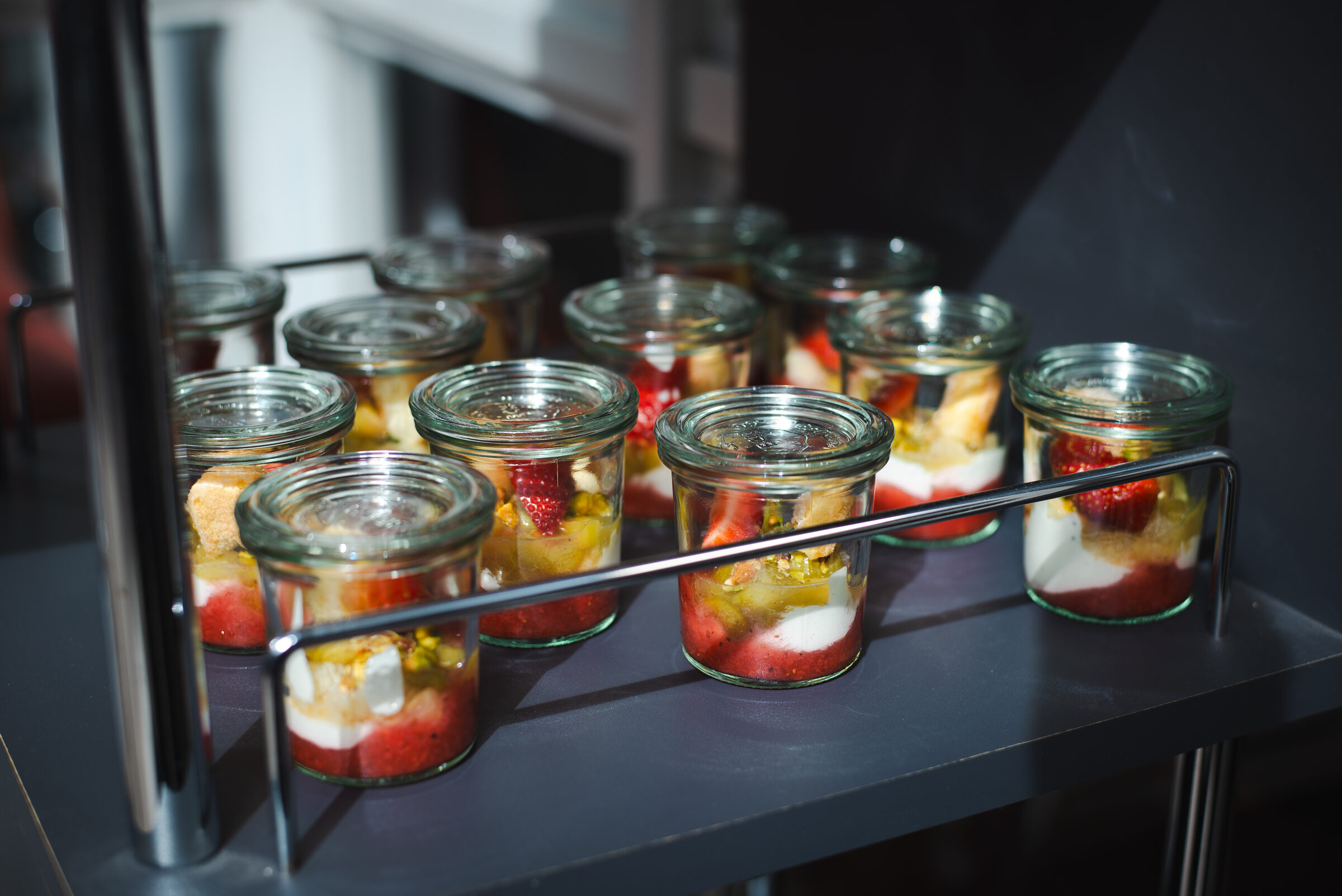 Dessertgläser mit Erdbeeren, Pistazien und Creme aus Ulla Webers Genuss- und Essenz-Küche