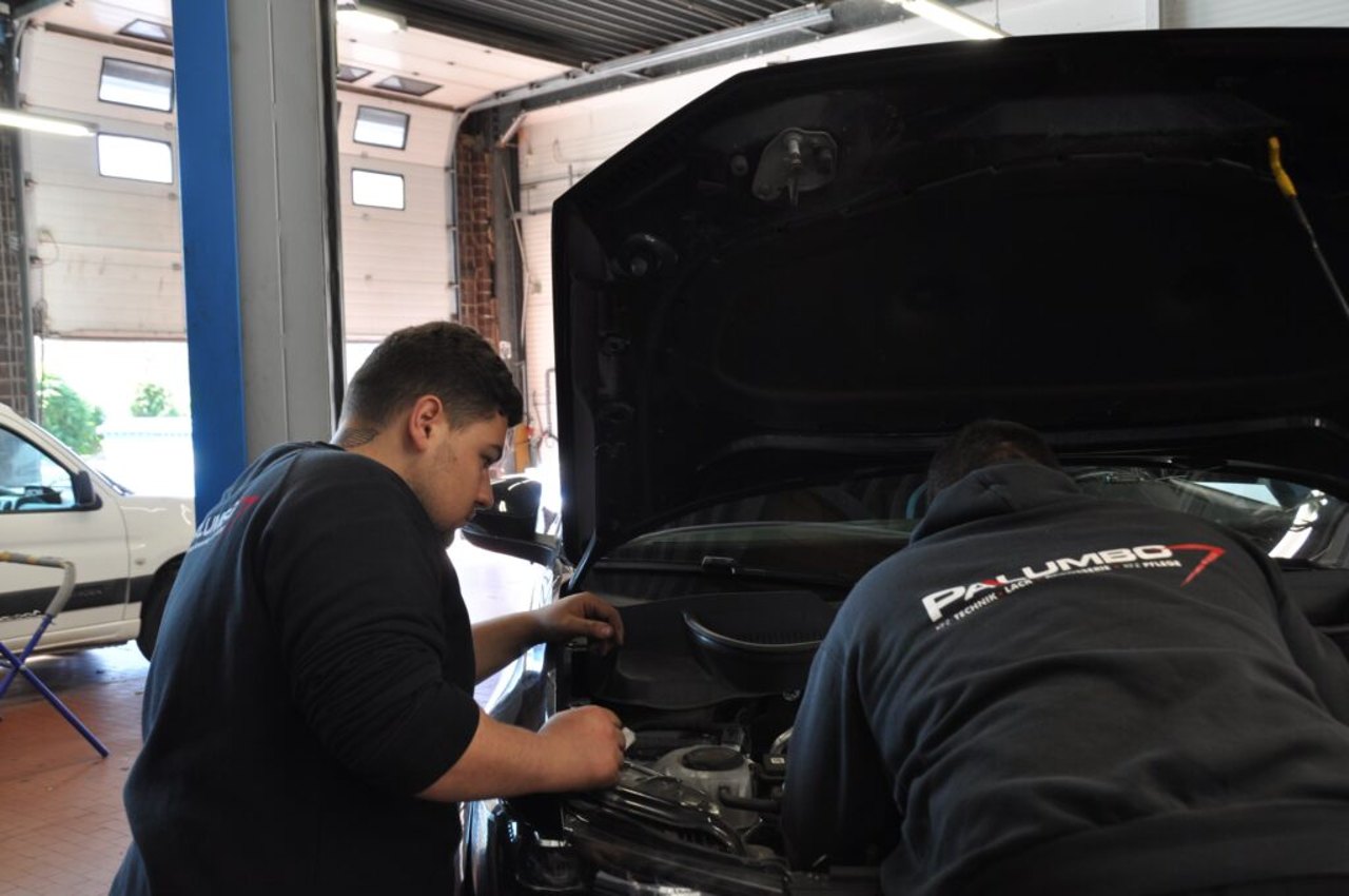 KFZ-Mechaniker bei der Arbeit in der Werkstatt Palumbo Neunkirchen
