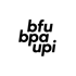 Schwarzer Text "bfu bpa upi" auf dunkelgrünem Hintergrund, leicht nach rechts geneigt.