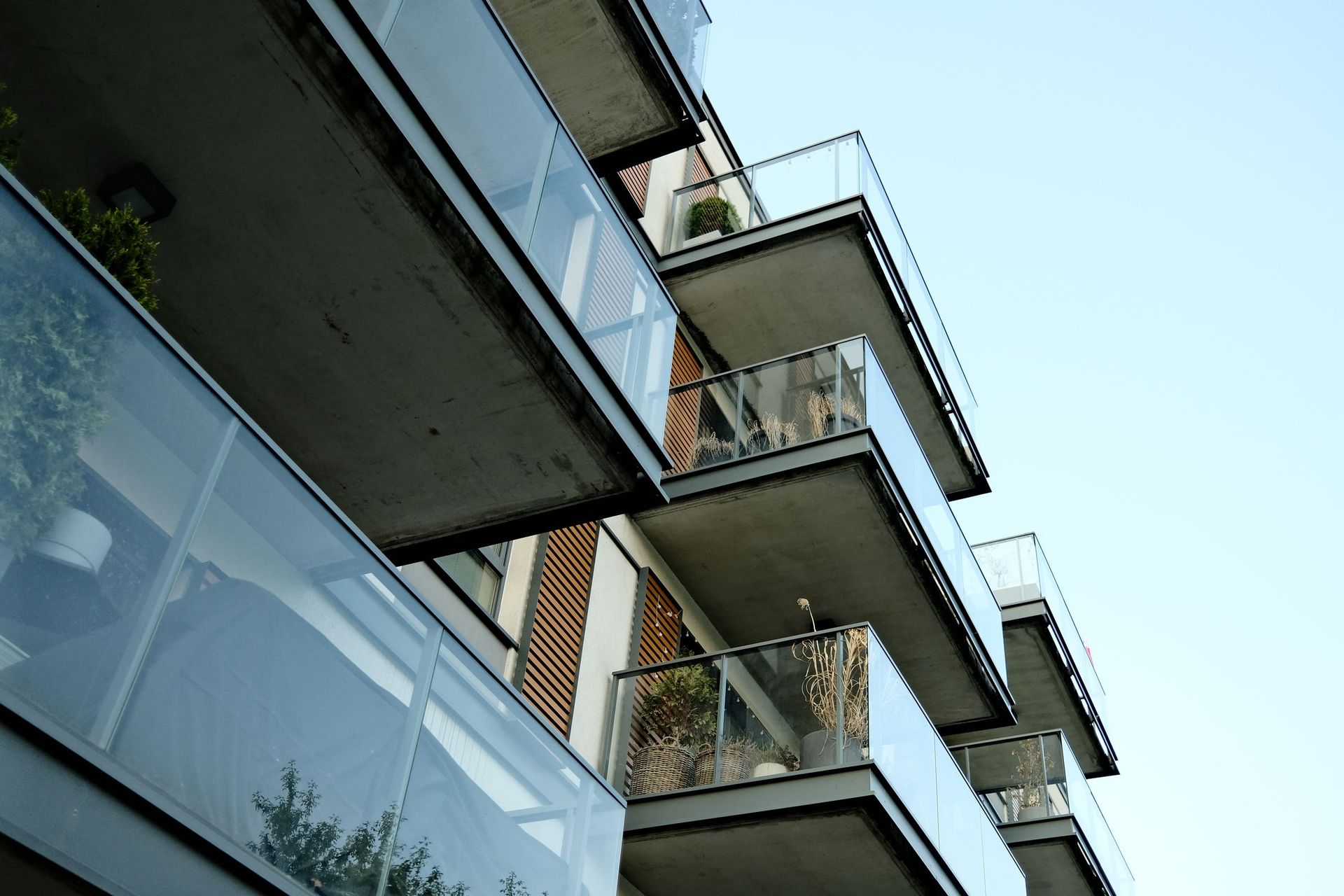 Glasbalkone einer Neubau-Wohnanlage