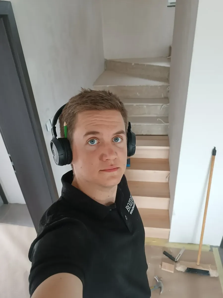Záběr z montáže schodiště