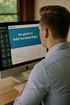 Rückenansicht eines Mannes, der vor einem iMac sitzt und eine Webseite mit dem Text "Our goal is to Build Your Brand Value" bearbeitet.