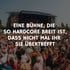 Menschenmenge vor einer Festivalbühne mit Text: Eine Bühne, die so hardcore breit ist, dass nicht mal ihr sie übertrefft.