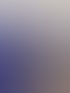 Ein Mann hält ein Zertifikat, während eine Frau ihm einen Blumenstrauß überreicht, vor einem ABC-Banner.