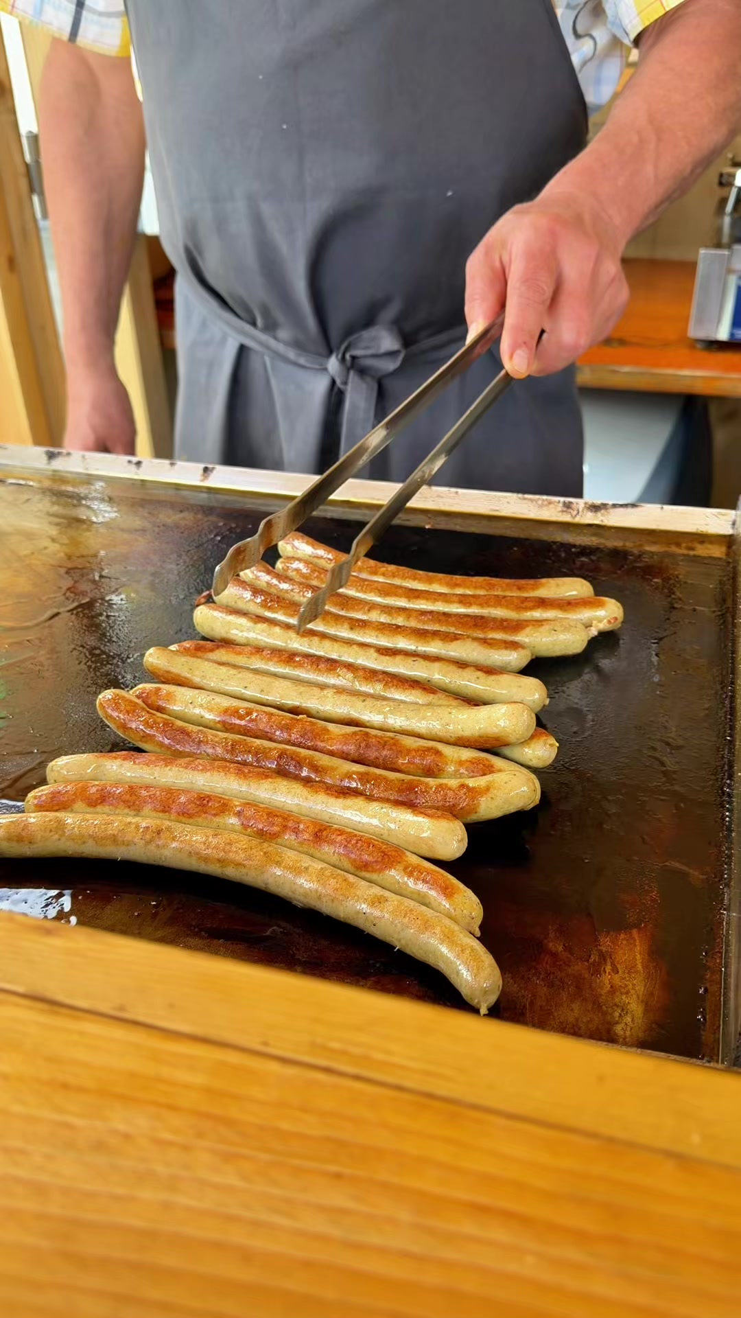 Bosnawürste auf dem mobilen Grill der Fleischerei Santner