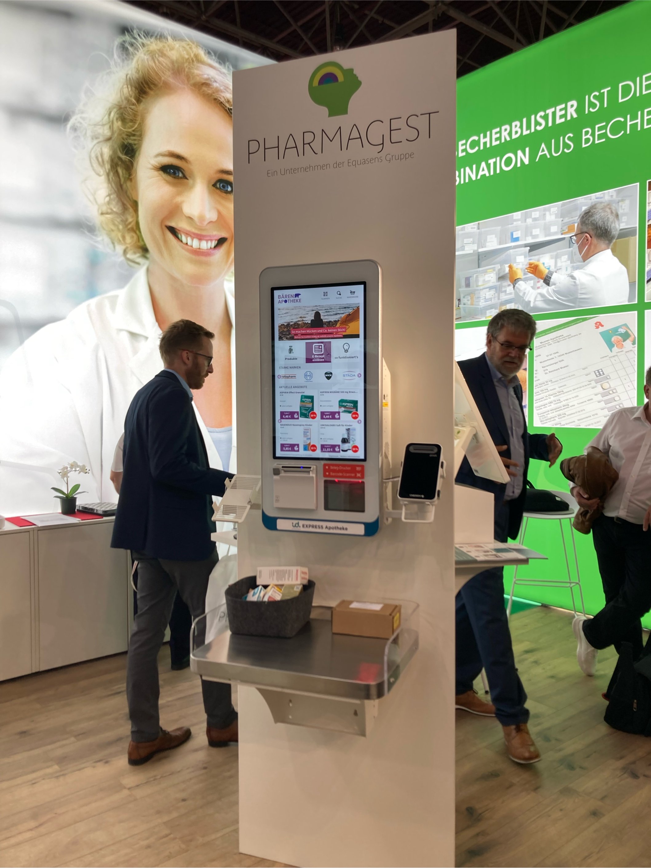 Unser Team im Gespräch mit Besucher:innen am Stand