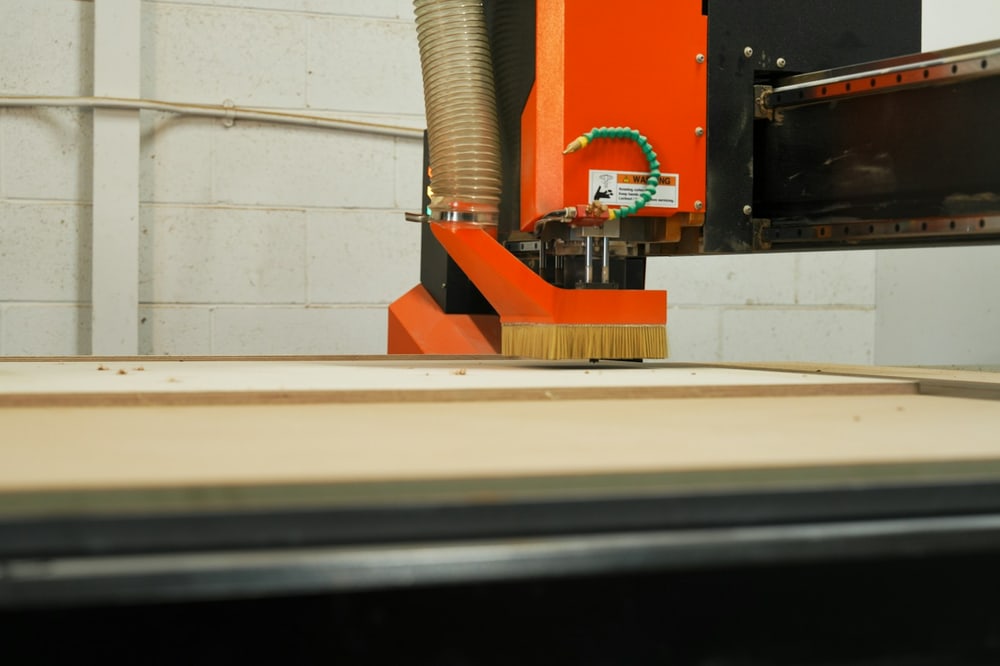 CNC-Maschine bearbeitet eine Holzplatte