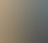 Zwei Männer posieren mit einem bunten, abstrakten Kunstwerk auf einem Flipchart.