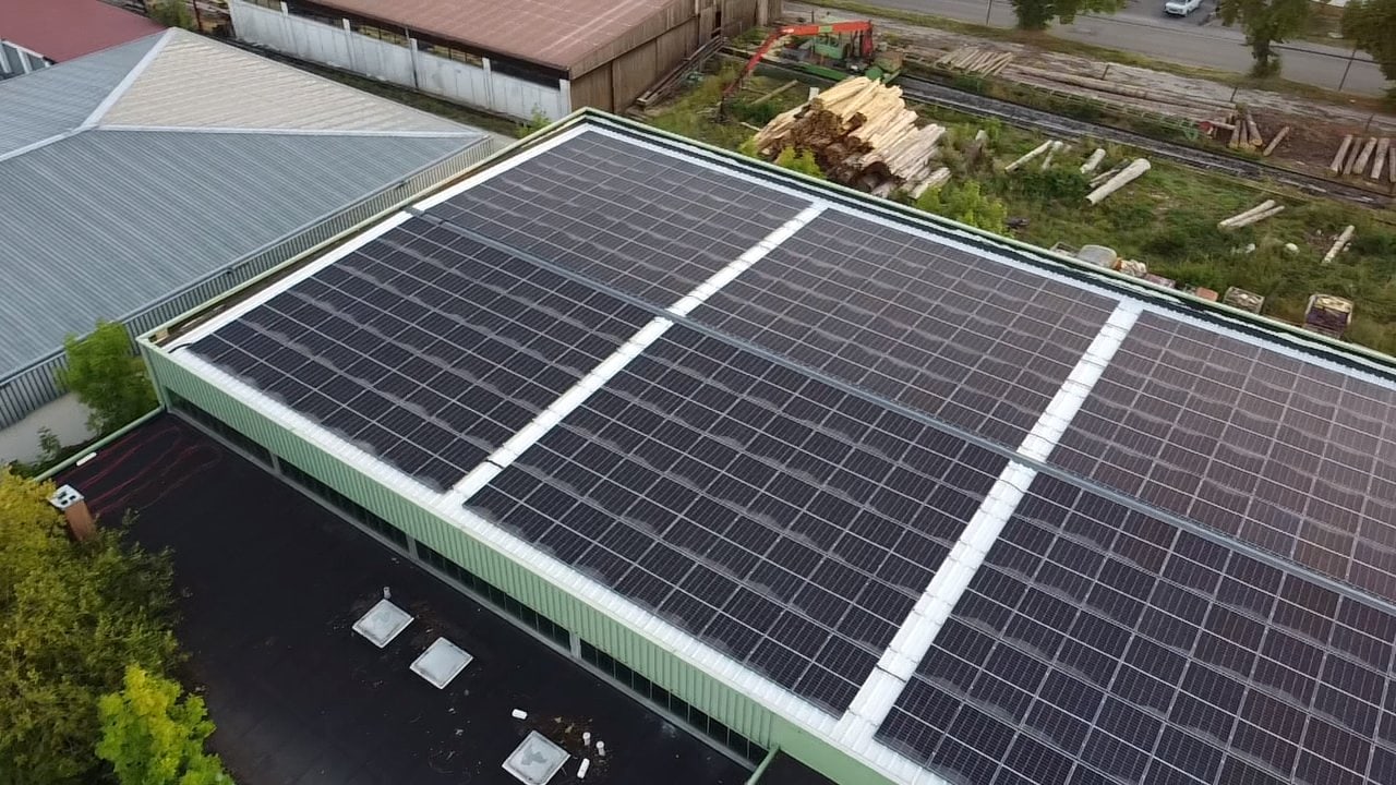 Gewerbliche PV-Anlage auf einem Hallendach – Projekt von Deutsche Energie Partner