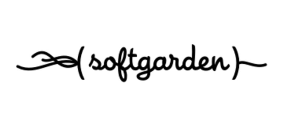 Schwarzes, kursives Textlogo mit "softgarden" zwischen zwei Klammern und einem geschwungenen Muster links.