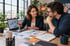 Marketingstrategin und Unternehmer planen gemeinsam eine Kundenkampagne.
