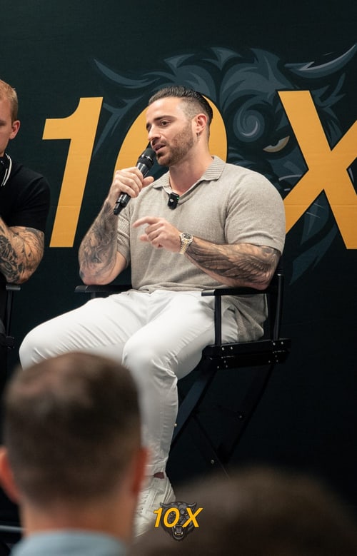 Fabio spricht auf der 10X Bühne