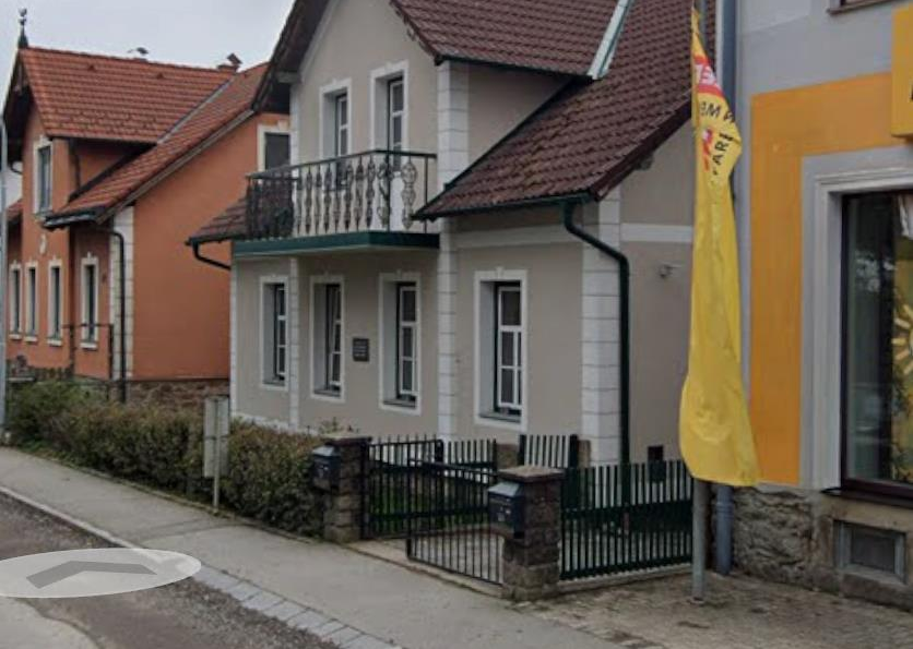 Bahnhofstraße 23 mit Balkon und Vorgarten