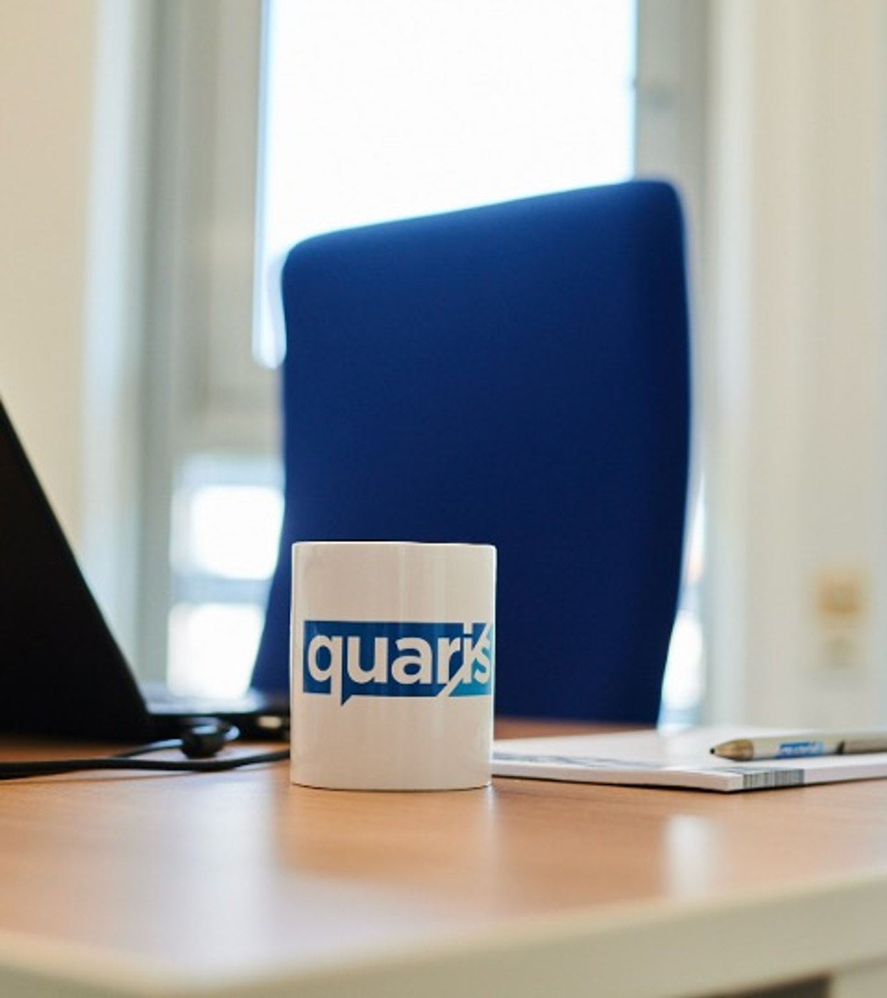quaris-Tasse auf einem Besprechungstisch im Büro.