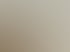 Eine Frau betrachtet von oben eine Webseite auf ihrem Smartphone, während sie auf einem blauen Stoffhintergrund liegt.