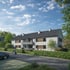 Modernes Mehrfamilienhaus mit grauem Dach, Holzakzenten und grüner Hecke; Personen spazieren vorbei.