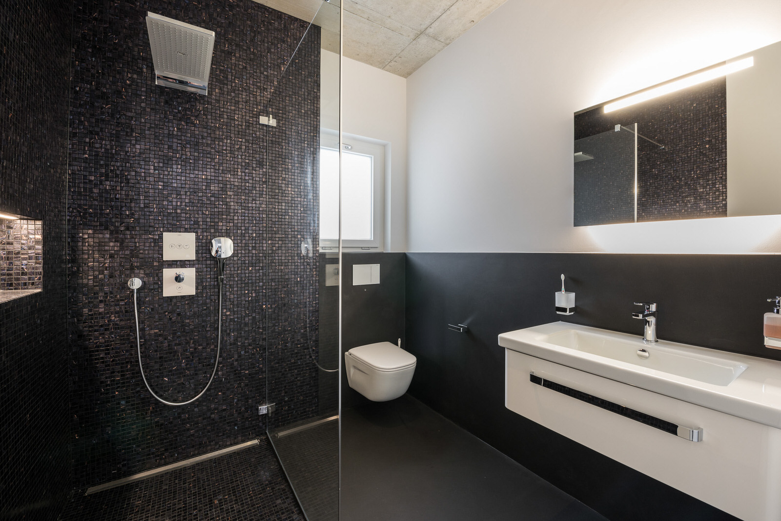 Böden und Wände in modernem Neubau