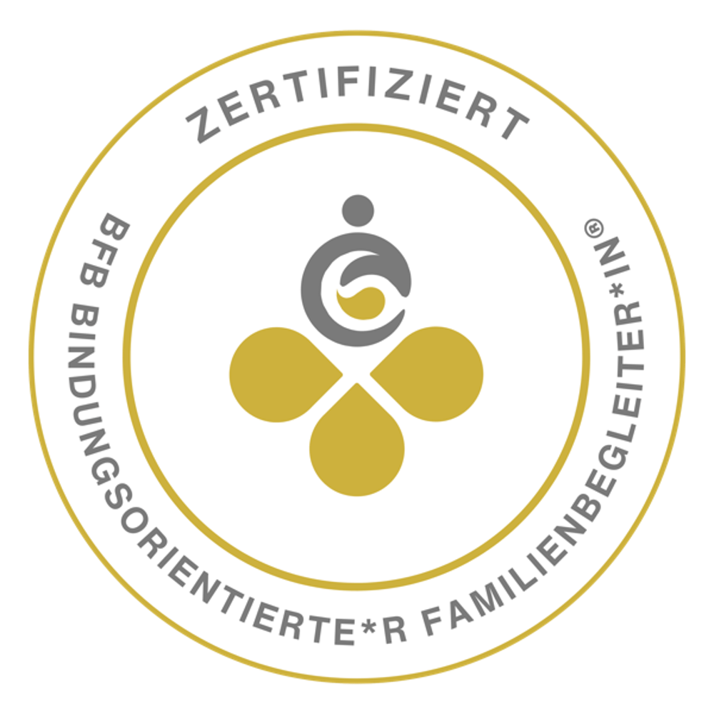 Rundes, weißes und goldfarbenes Siegel mit der Aufschrift „ZERTIFIZIERT BFB BINDUNGSORIENTIERTE*R FAMILIENBEGLEITER*IN®“.