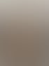 Langes, welliges blondes Haar mit Highlights, das über den Rücken einer Person fällt.