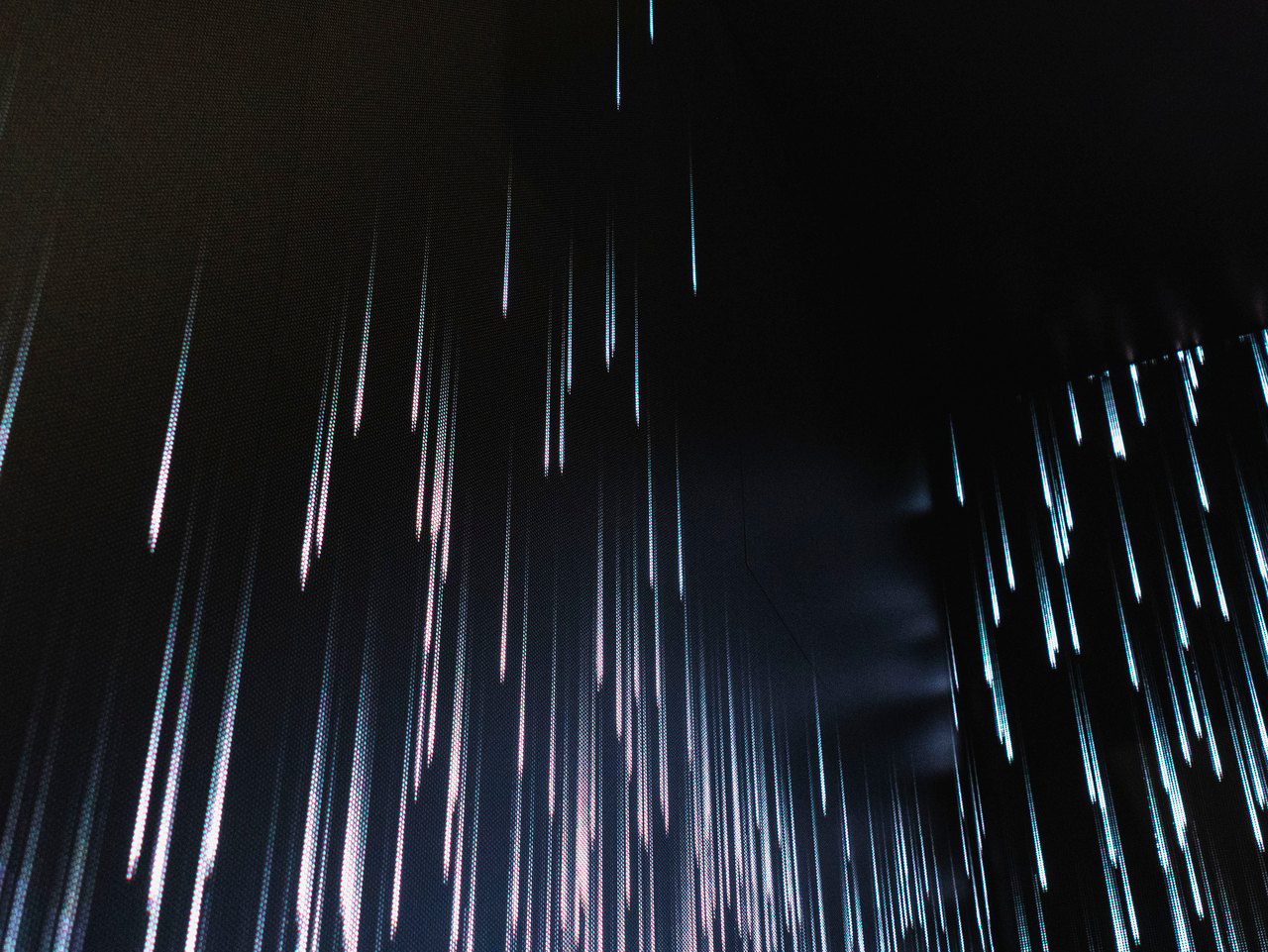 Nahaufnahme der LED-Lichtsträhnen: Das Pixelraster des Mesh-LED-Materials wird sichtbar – ein Material, das Transparenz und Leuchtkraft verbindet und neue gestalterische Möglichkeiten im Ausstellungsbau eröffnet