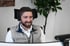 Christian Roßmann mit Headset während eines Beratungsgesprächs mit einem Bauunternehmer.