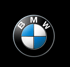 BMW-Logo mit blauen und weißen Vierteln in einem schwarzen Ring, der oben "BMW" anzeigt.