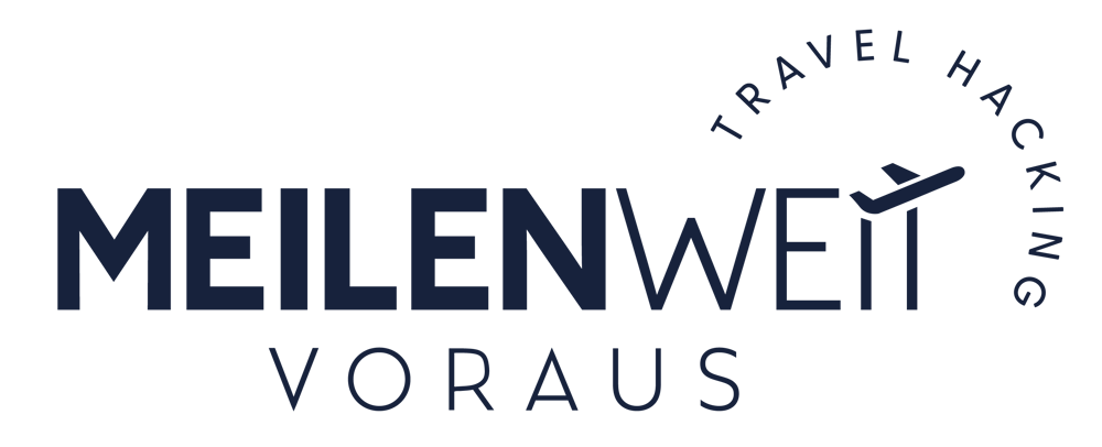 Logo "MEILENWEIT VORAUS" mit "TRAVEL HACKING" in einem Bogen über einem Flugzeugsymbol.