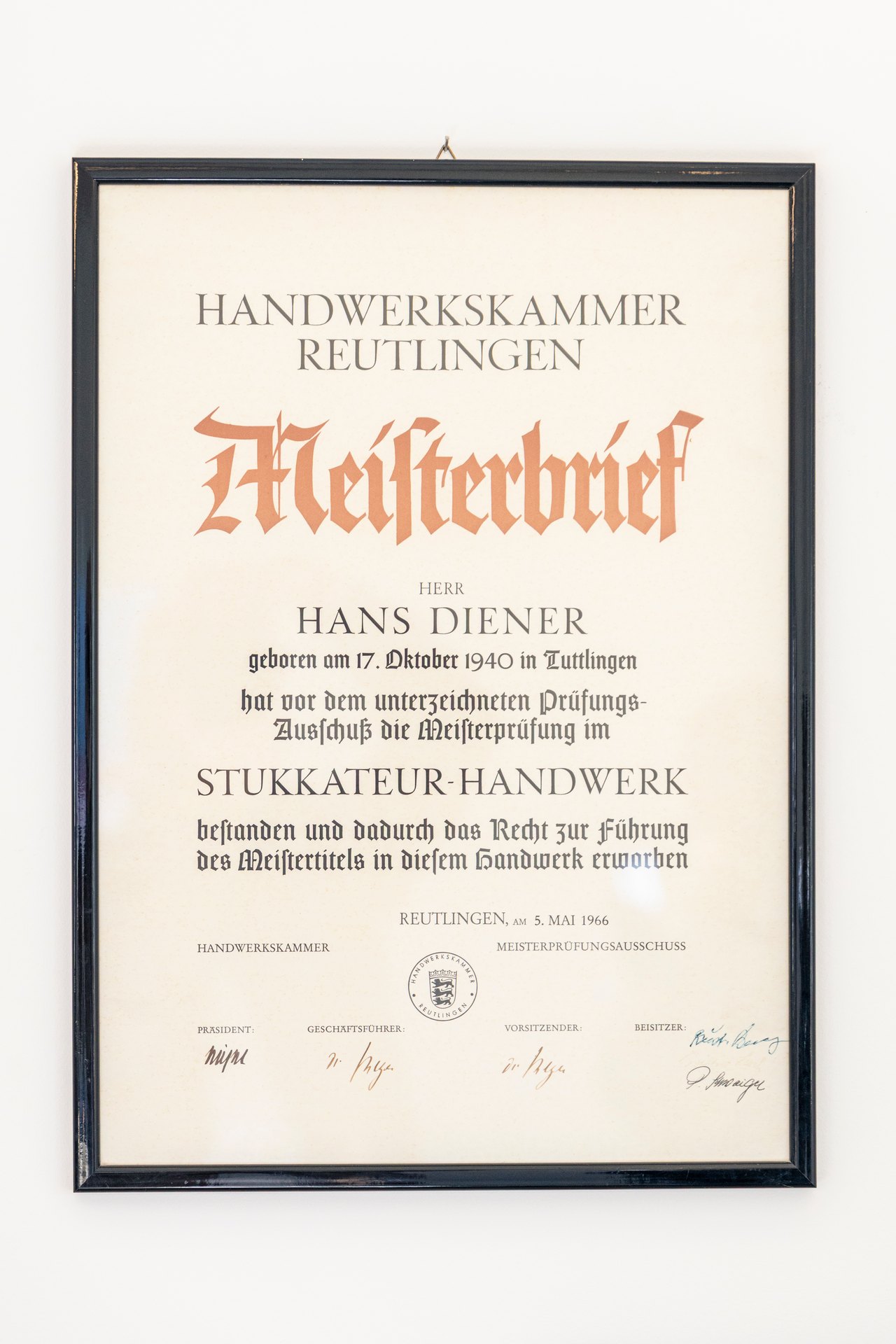Gerahmter Meisterbrief der Handwerkskammer Reutlingen für Hans Diener im Stuckateurhandwerk